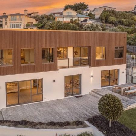 Beautiful 4 bedroom home in the hills near beach