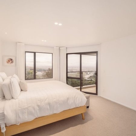 Beautiful 4 bedroom home in the hills near beach