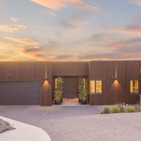 Beautiful 4 bedroom home in the hills near beach