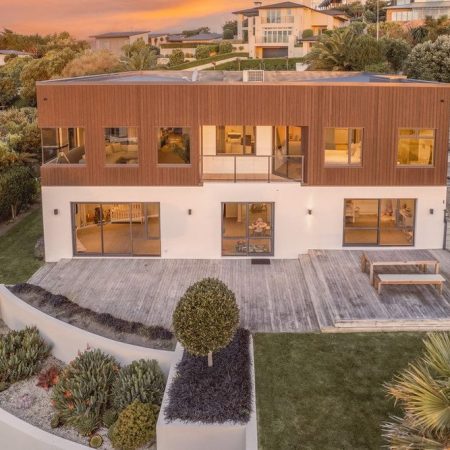 Beautiful 4 bedroom home in the hills near beach