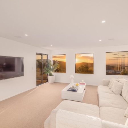 Beautiful 4 bedroom home in the hills near beach