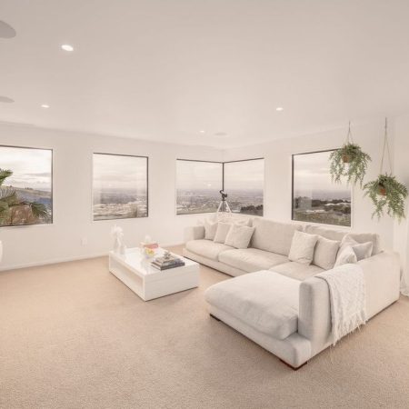 Beautiful 4 bedroom home in the hills near beach