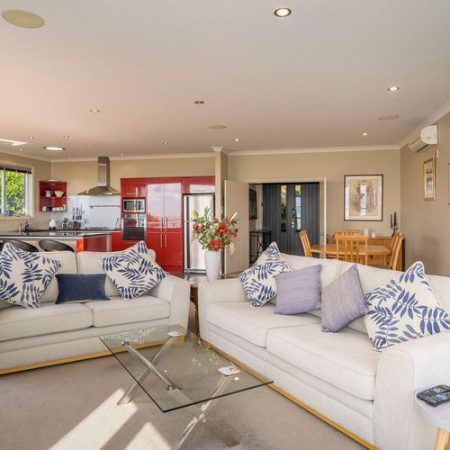 Modern, Central, Easy-Care Home with Splendid Views