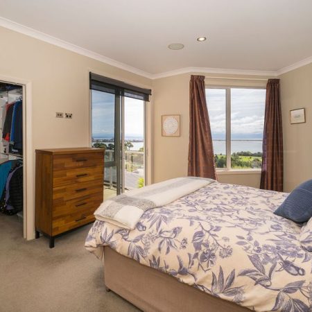 Modern, Central, Easy-Care Home with Splendid Views