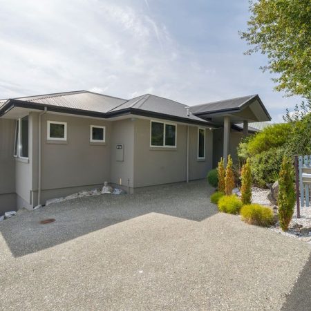 Modern, Central, Easy-Care Home with Splendid Views