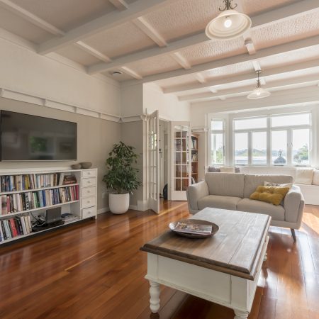 3 bedroom, 2 bathroom home in Relaxing Riverhead