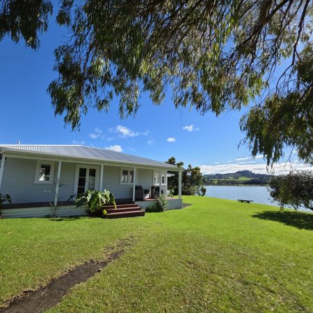 Kingfisher Lodge Waterfront Retreat